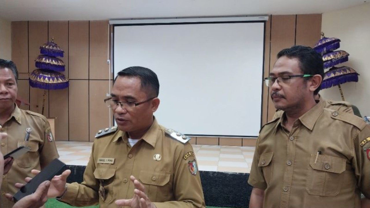 Wakil Bupati Sigi Samuel Yansen Pongi (tengah) saat menyampaikan keterangan kepada wartawan. (ANTARA/Muhammad Hajiji)