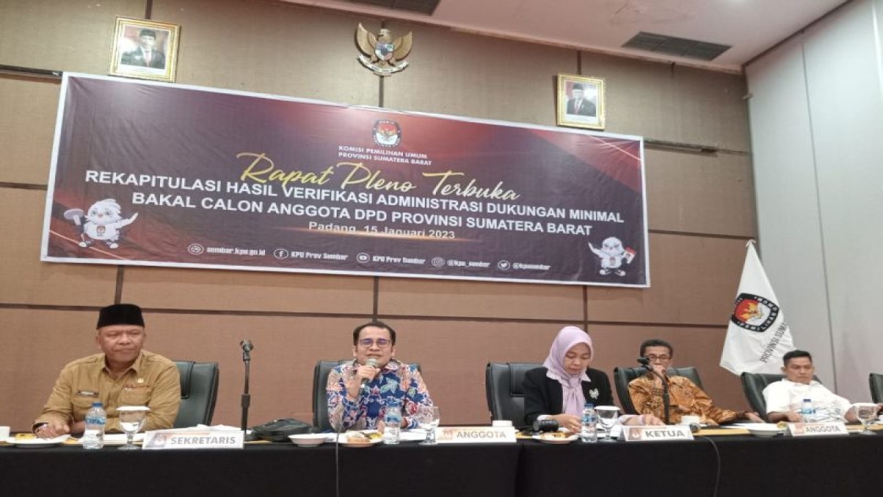Ketua KPU Sumatera Barat Yanuk Sri Mulyani memimpin rapat pleno penetapan hasil verifikasi administrasi bakal calon DPD RI (ANTARA/HO KPU Sumbar)