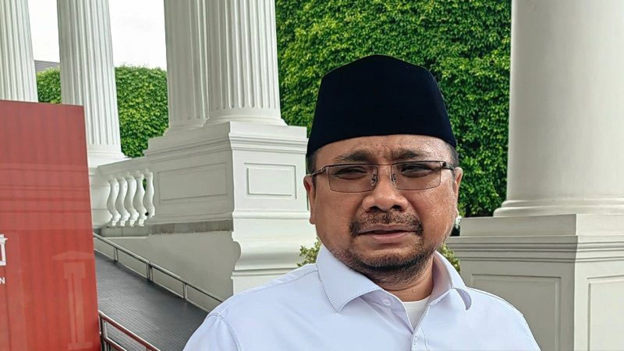 Menteri Agama Yaqut Cholil Qoumas memberikan keterangan kepada awak media di lingkungan Istana Kepresidenan Jakarta, Senin (2/1/2023). (ANTARA/Gilang Galiartha)