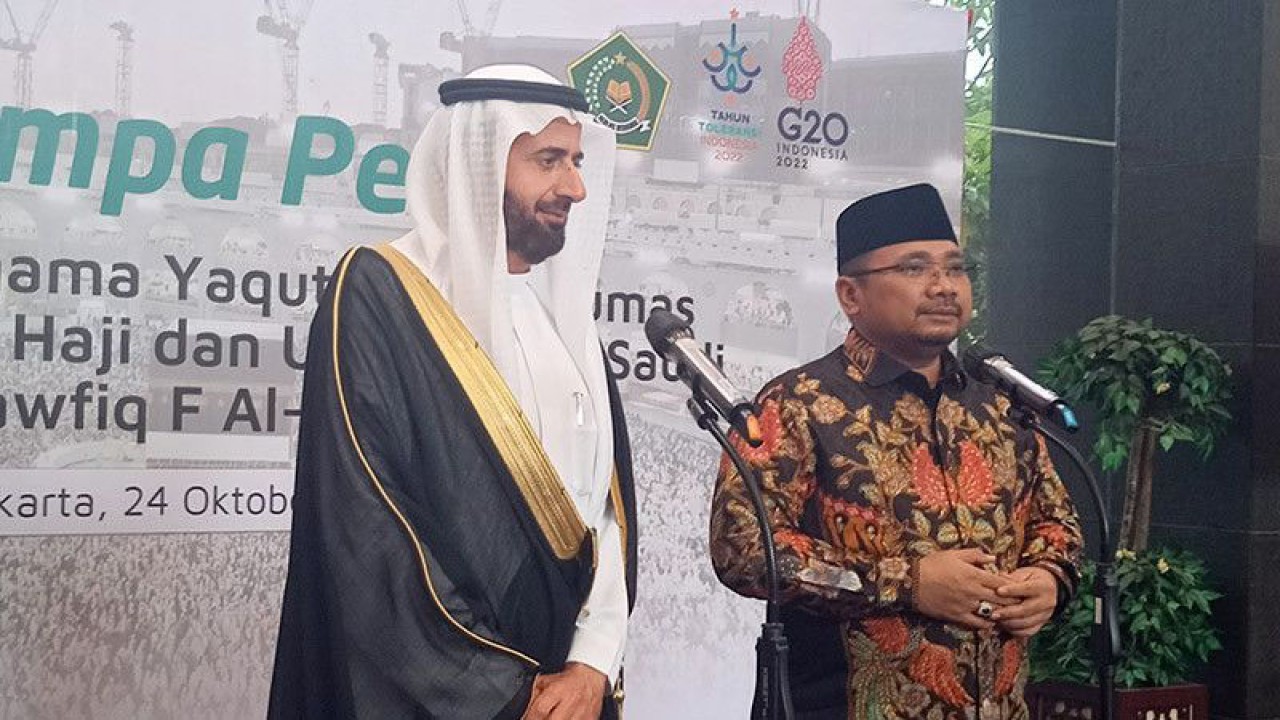 Dokumen - Menteri Agama Yaqut Cholil Qoumas (kanan) bersama dengan Menteri Haji dan Umrah Arab Saudi Tawfiq F Al Rabiah (kiri) memberikan keterangan kepada wartawan usai mengadakan pertemuan di Kantor Kementerian Agama Jakarta, Senin (24/10/2022). ANTARA/Asep Firmansyah/am.