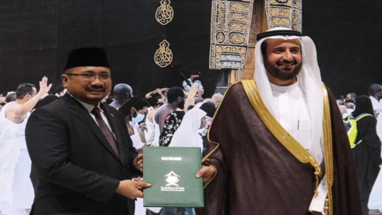Menteri Agama Yaqut Cholil Qoumas saat menerima dokumen MoU penyelenggaraan ibadah haji 1444 Hijriah dari Menteri Umrah dan Haji Arab Saudi Tawfiq F. Al Rabiah. (ANTARA/HO-Kemenag)