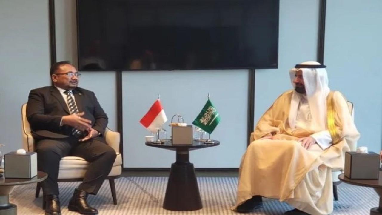 Ilustrasi - Menteri Agama RI Yaqut Cholil Qoumas (kiri) bertemu dengan Menteri Haji dan Umrah Arab Saudi Tawfiq F Al Rabiah di Kota Jeddah, Arab Saudi, Ahad (8/1/2023). ANTARA/HO-Kemenag