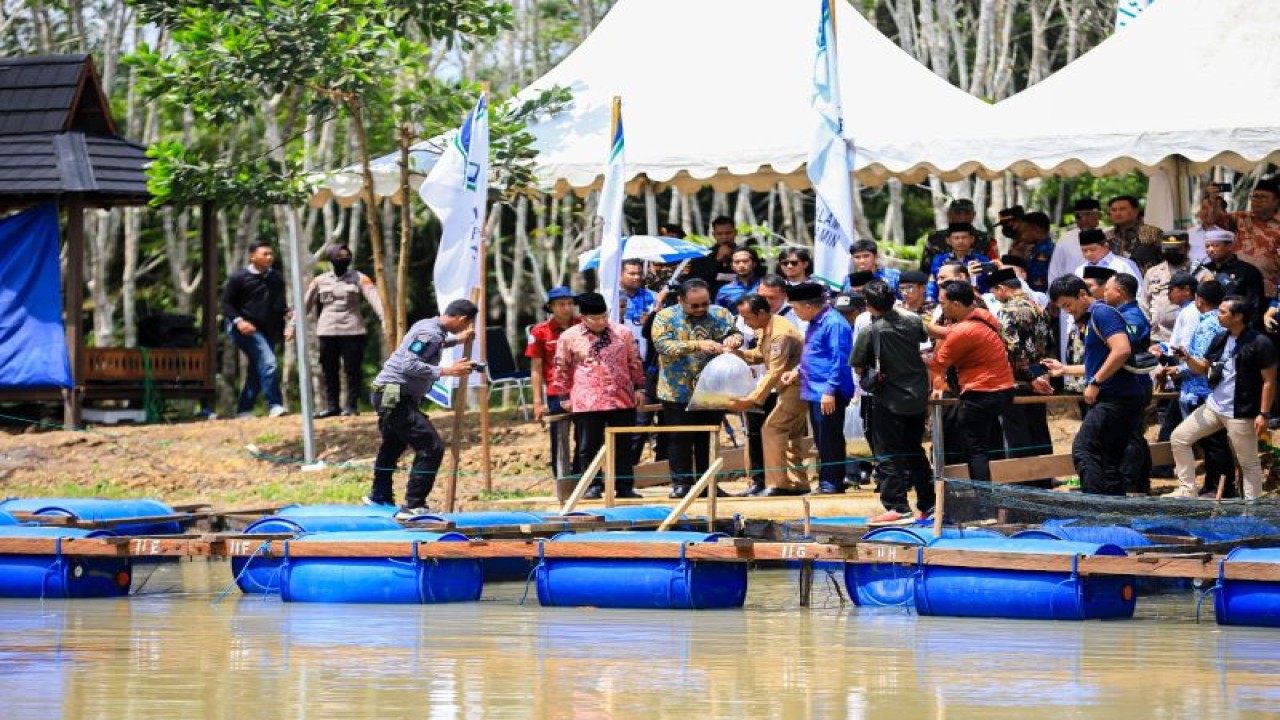 Menteri Agama Yaqut Cholil Qoumas meresmikan Kampung Zakat di Desa Sukamaju, Kecamatan Batulicin, Kabupaten Tanah Bumbu, Provinsi Kalimantan Selatan, Selasa (17/01/2023). (ANTARA/HO-Kemenag)