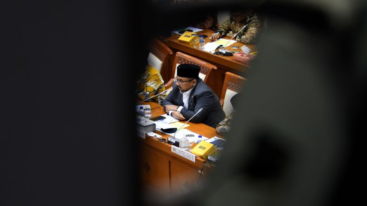 Menteri Agama Yaqut Cholil Qoumas berbicara dalam rapat bersama Komisi VIII DPR di kompleks Parlemen, Jakarta, Kamis (19/1/2023). Rapat tersebut membahas pelaksanaan ibadah haji tahun 2023. (ANTARA FOTO/ADITYA PRADANA PUTRA)