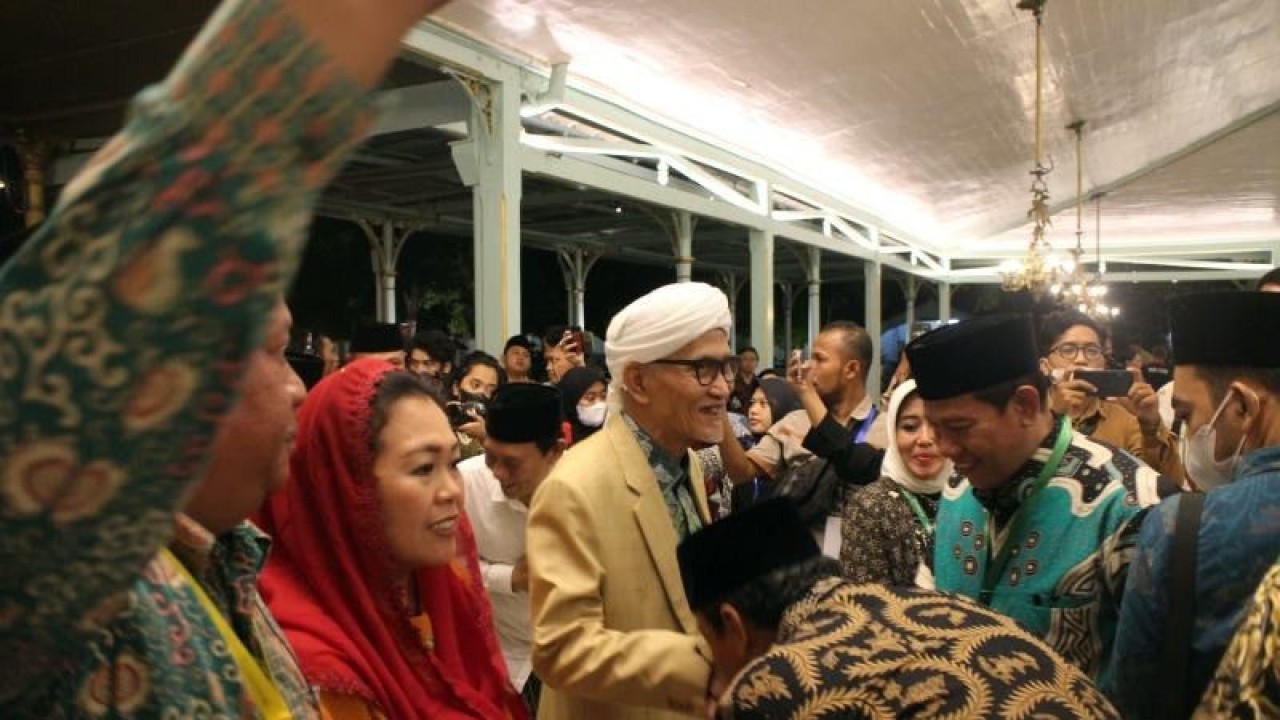 Ketua Pelaksana Harlah Satu Abad Nahdlatul Ulama (NU) Yenny Wahid (kiri) mendampingi Rais Aam PBNU K.H. Miftachul Akhyar (kanan) saat hadir dalam acara Jamuan Makan Malam Peserta Porseni NU di Pura Mangkunegaran Solo, Minggu (15/1/2023). ANTARA/Bambang Dwi Marwoto.