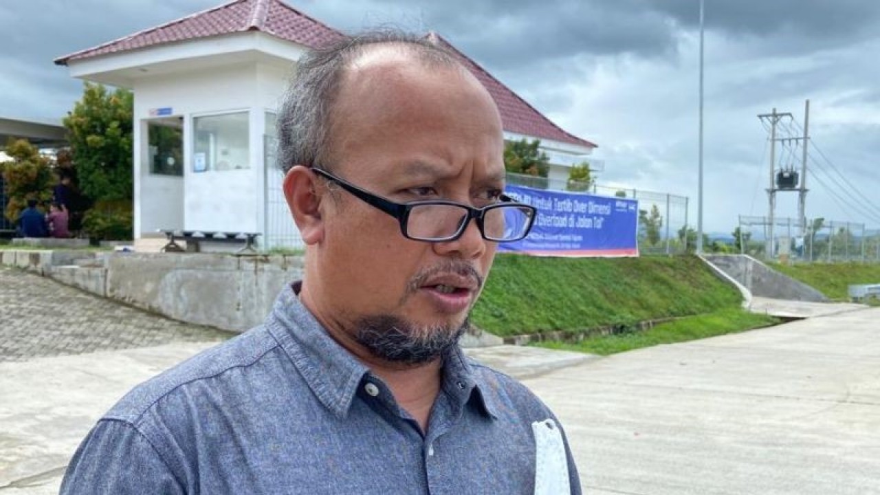 Ketua Yayasan Lembaga Konsumen Indonesia (YLKI) Tulus Abadi saat berkunjung ke Banda Aceh, Kamis (20/10/2022). (ANTARA/Khalis Surry)