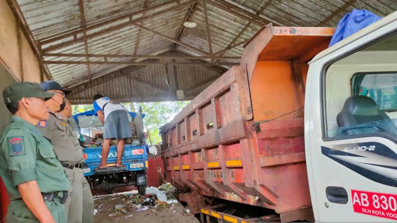 Petugas Linmas dari Satpol PP Kota Yogyakarta diterjunkan untuk membantu pengawasan di depo sampah Lapangan Karang memastikan masyarakat hanya membuang sampah organik dan residu saja, Senin (2/1/2023) (ANTARA/Eka AR)