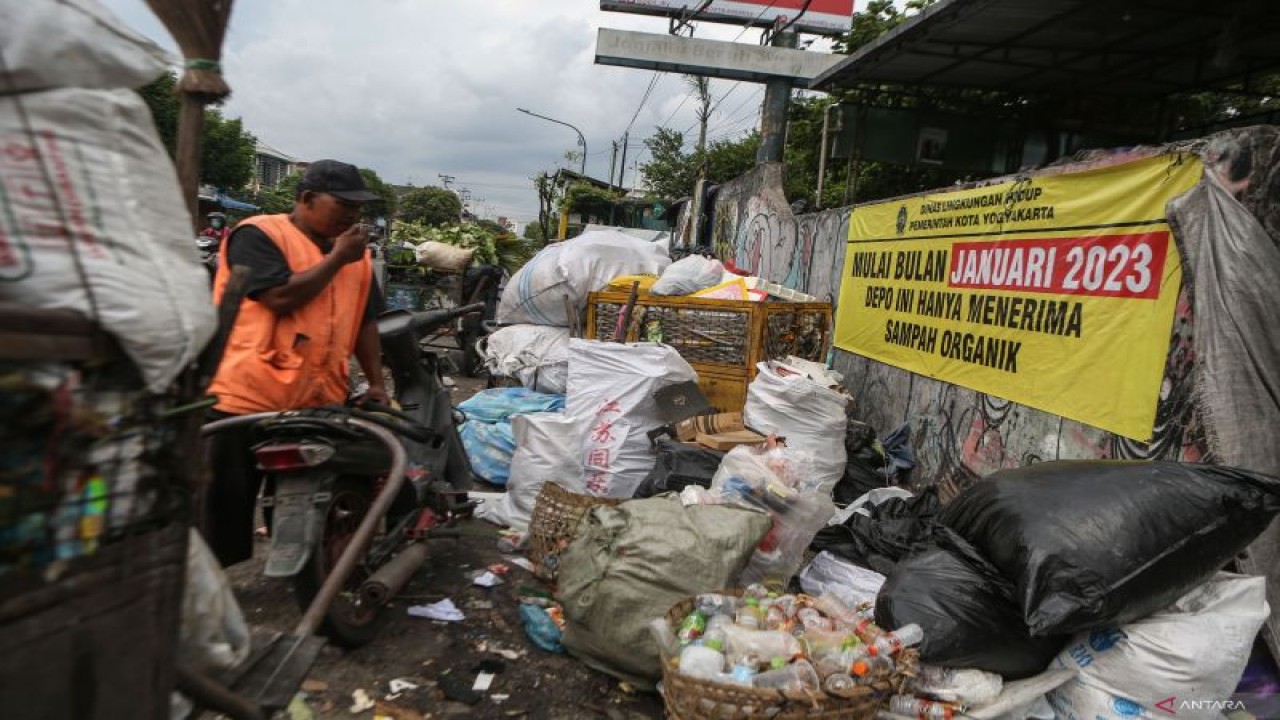 Arsip Foto. Petugas memisahkan sampah di tempat penampungan sampah sementara di Kecamatan Gondomanan, Kota Yogyakarta, Kamis (29/12/2022). (ANTARA FOTO/Hendra Nurdiyansyah)