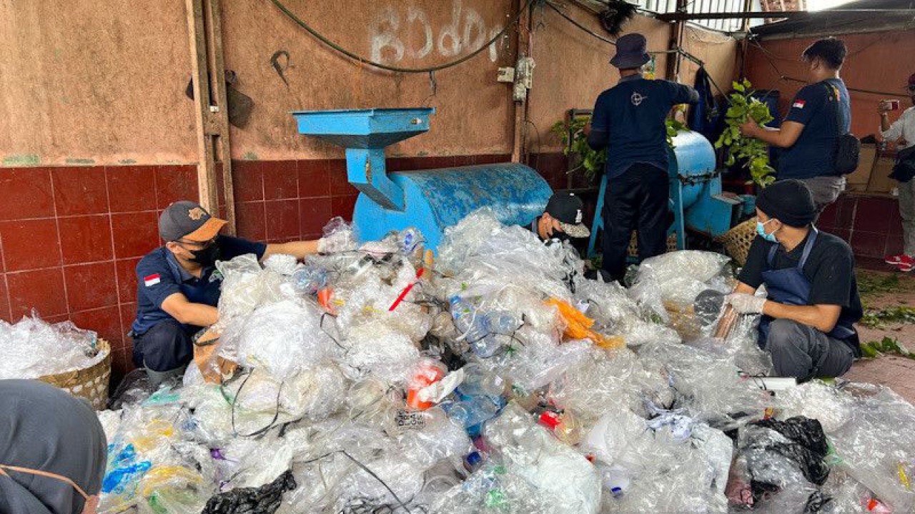 Proses pengelolaan sampah dari seluruh pasar di Kota Yogyakarta yang dipusatkan di Pasar Giwangan, Rabu (18/1/2023) (ANTARA/Eka AR)