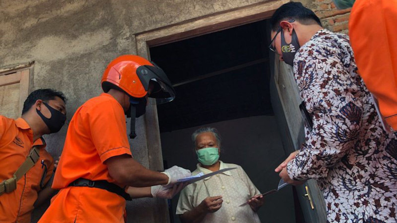 Arsip Foto. Petugas menyerahkan bantuan pemerintah kepada warga miskin di Yogyakarta, Selasa (12/5/2020). (ANTARA/Eka Arifa Rusqiyati/am)