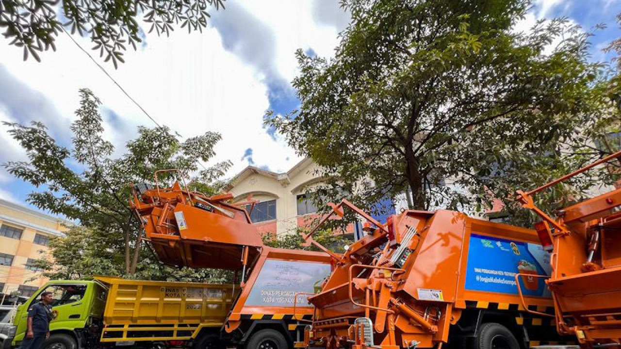 Sejumlah armada pengangkut sampah baru untuk mendukung gerakan nol sampah anorganik pada 2023, khususnya untuk mengangkut sampah dari pasar tradisional di Yogyakarta, Kamis (15/12/2022) (ANTARA/Eka AR)