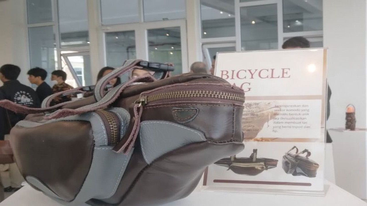 Pameran "Leather Product Exhibition" oleh Inkubator Bisnis Industri Politektik Akademi Teknologi Kulit (ATK) Yogyakarta di Pusat Desain Industri Nasional (PDIN) Yogyakarta, Jumat (13/1/2023) (ANTARA/Eka AR)