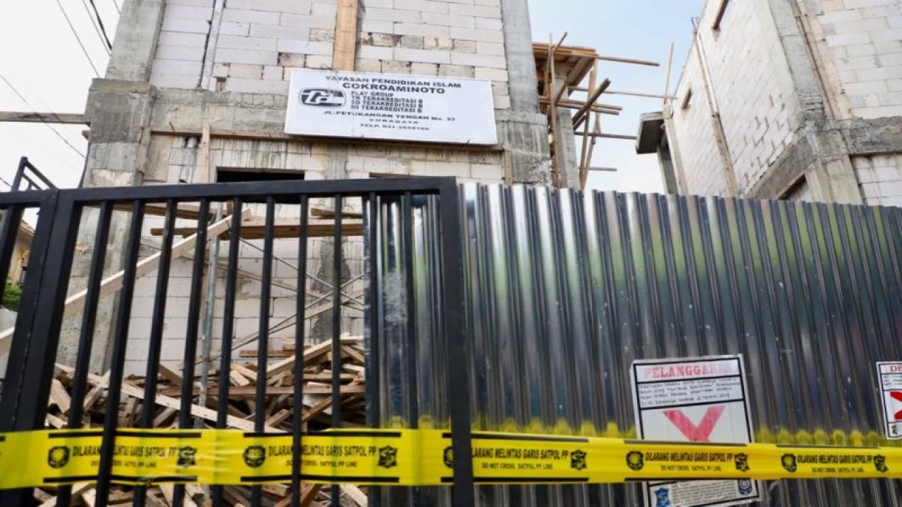 Komplek sekolah Yayasan Pendidikan Islam (YPI) Cokroaminoto di Jalan Pertukangan Tengah, Ampel, Kecamatan Semampir, Kota Surabaya, Jatim, disegel Satpol PP karena tidak memiliki izin mendirikan bangunan (IMB). (ANTARA/HO-Diskominfo Surabaya)