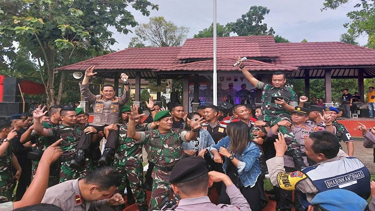 Danrem 071/Wijayakusuma Kolonel Inf Yudha Airlangga (kanan) dan Kapolresta Banyumas Kombes Pol Edy Suranta Sitepu (kiri) dipanggul anggota TNI-Polri dalam kegiatan bersama yang digelar di Lapangan Mako Brimob, Purwokerto, Kabupaten Banyumas, Selasa (31/1/2023). ANTARA/HO-Polresta Banyumas