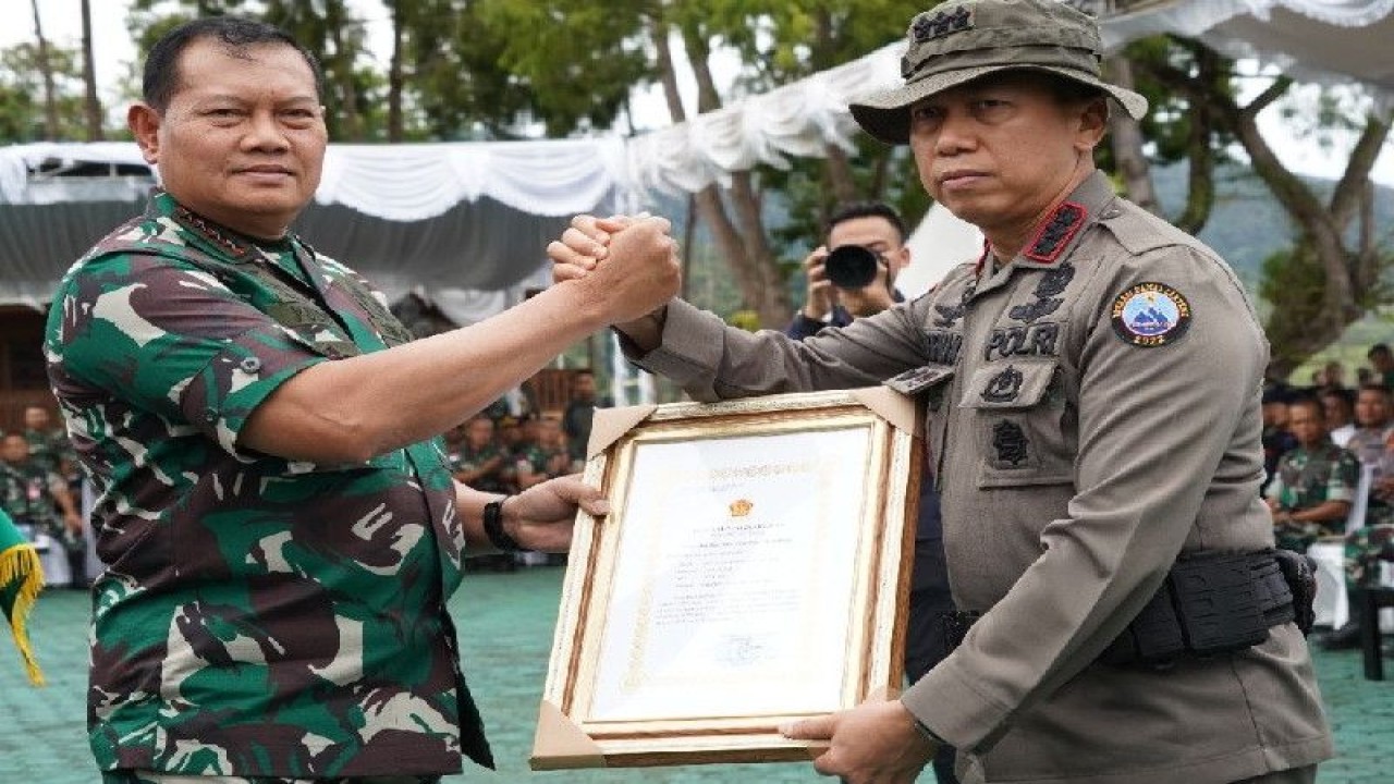 Panglima TNI, Laksamana TNI Yudo Margono, Senin (9/1) menyerahkan penghargaan kepada Dansatgas Damai Cartenz Kombes Muhammad Firman di Jayapura. ANTARA/HO-Penerangan Kodam XVII/Cenderawasih