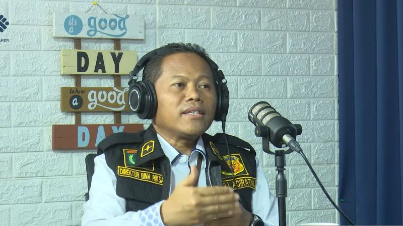 Tangkapan layar Direktur Bina Riksa Ketenagakerjaan Kemenaker Yuli Adiratna dalam Nawa Podcast PMI yang diikuti di Jakarta, Rabu (4/1/2023). (FOTO ANTARA/Hreeloita Dharma Shanti)