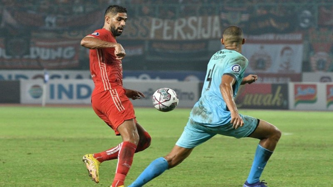 Pesepak bola Persija Jakarta Abdulla Yusuf (kiri) berebut bola dengan pesepak bola Madura United FC Cleberson Martins (kanan) pada pertandingan Liga 1 di Stadion Patriot Chandrabhaga, Bekasi, Jawa Barat, Sabtu (17/9/2022). ANTARA FOTO/ Fakhri Hermansyah/aww.