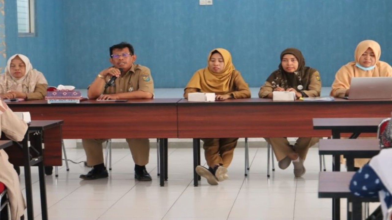 Kepala Dinas Pendidikan Kota Pekalongan Zaenul Hakim (nomor 2 dari kiri) pada kegiatan refleksi perkembangan PAUD sepanjang Tahun 2022, Senin (16/1/2023). ANTARA/HO-Humas Kota Pekalongan