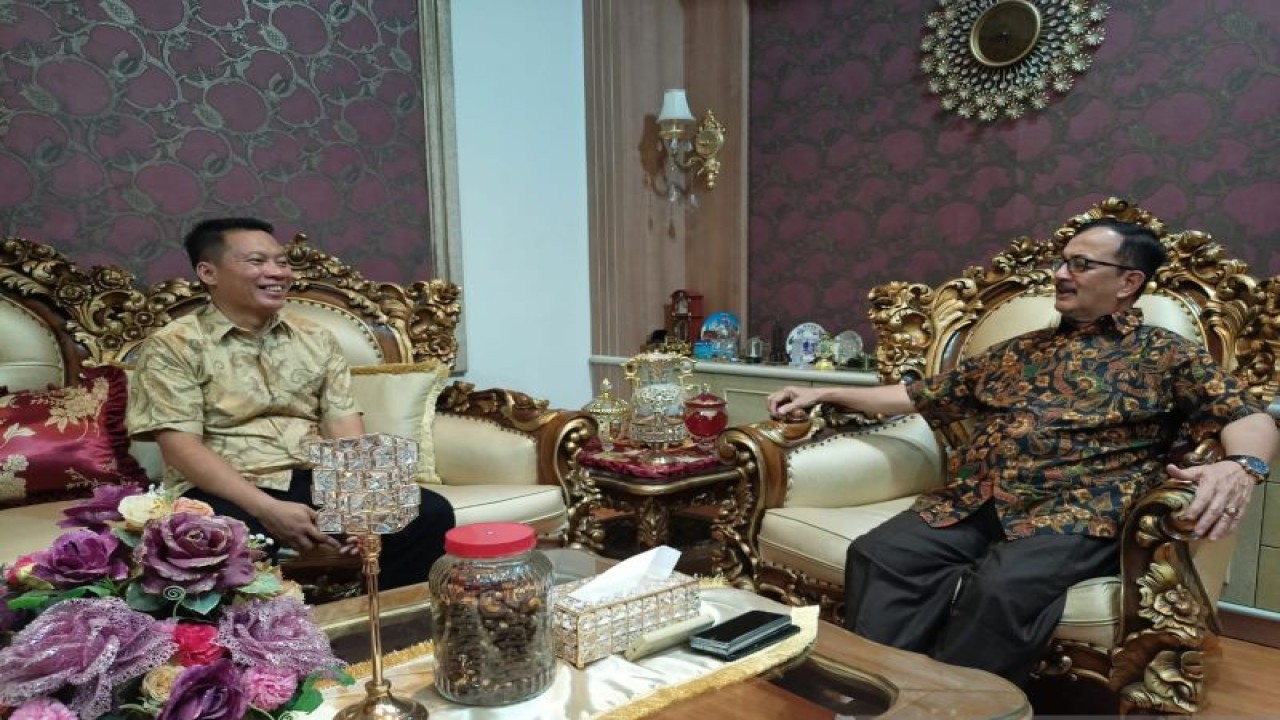 Ketua FKUB Sulteng Profesor Kiai Haji Zainal Abidin (kiri) berbincang dengan Kepala Perum LKBN ANTARA Biro Sulteng Andilala (kanan) (ANTARA/Moh Ridwan)