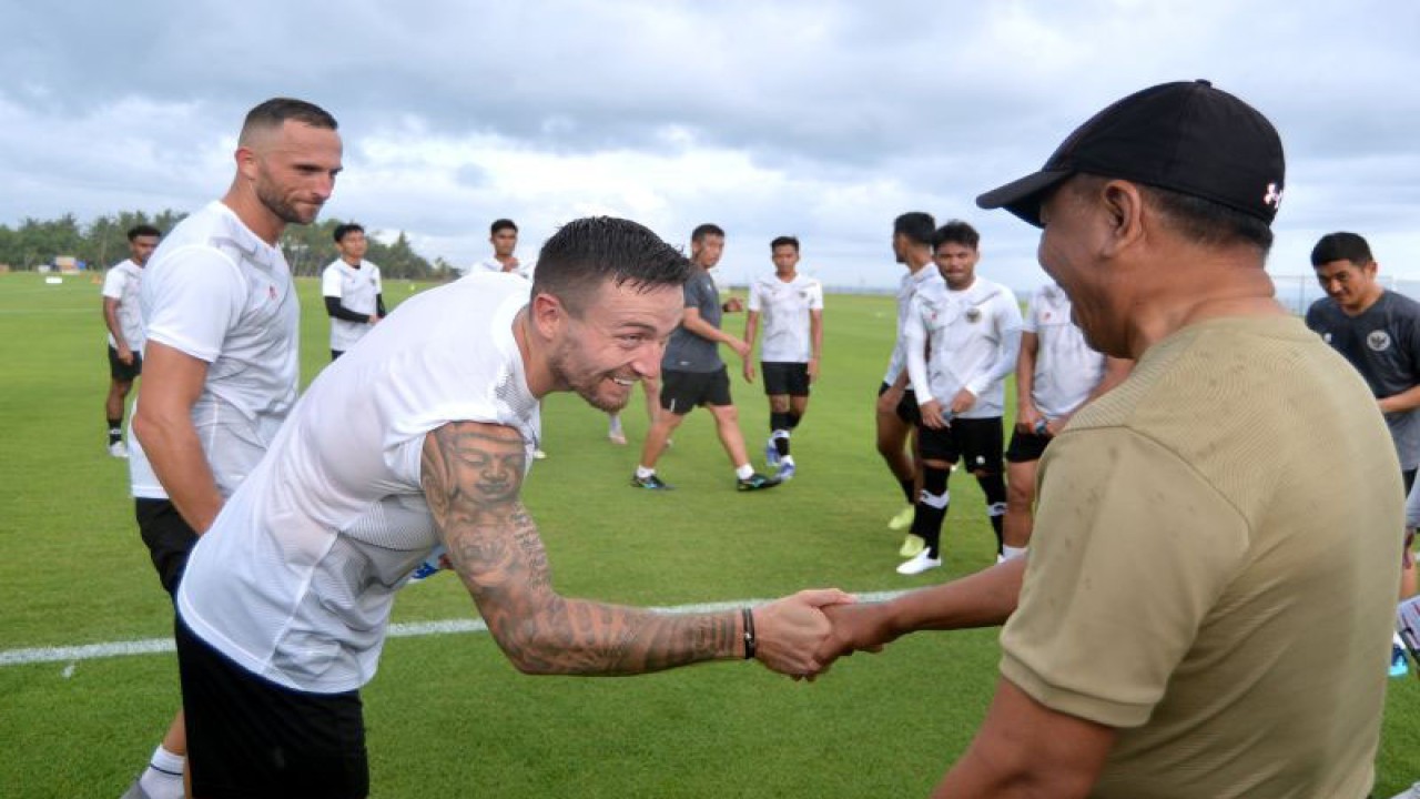 Menteri Pemuda dan Olahraga (Menpora) Zainudin Amali (kanan) memberi salam pemain Tim Nasional Indonesia Marc Klok (kedua kiri) saat meninjau pemusatan latihan di Training Ground Bali United, Pantai Purnama, Gianyar, Bali, Sabtu (3/12/2022). Peninjauan itu dilakukan Menpora Zainudin Amali untuk memastikan persiapan Timnas sepak bola Indonesia sekaligus memberikan motivasi kepada para pemain menjelang Piala AFF 2022. ANTARA FOTO/Fikri Yusuf/hp.