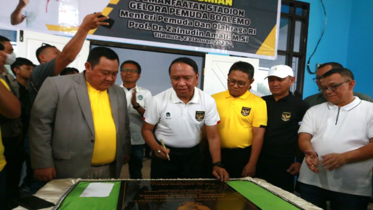 Menteri Pemuda dan Olahraga (Menpora) Zainudin Amali (tengah) disaksikan Pj Gubernur Gorontalo Hamka Hendra Noer (ketiga kanan) dan Pj Bupati Boalemo Hendriwan (kiri) menandatangani prasasti peresmian Stadion Gelora Pemuda di Tilamuta, Kabupaten Boalemo, Gorontalo, Senin (23/1/2023). ANTARA/Adiwinata Solihin