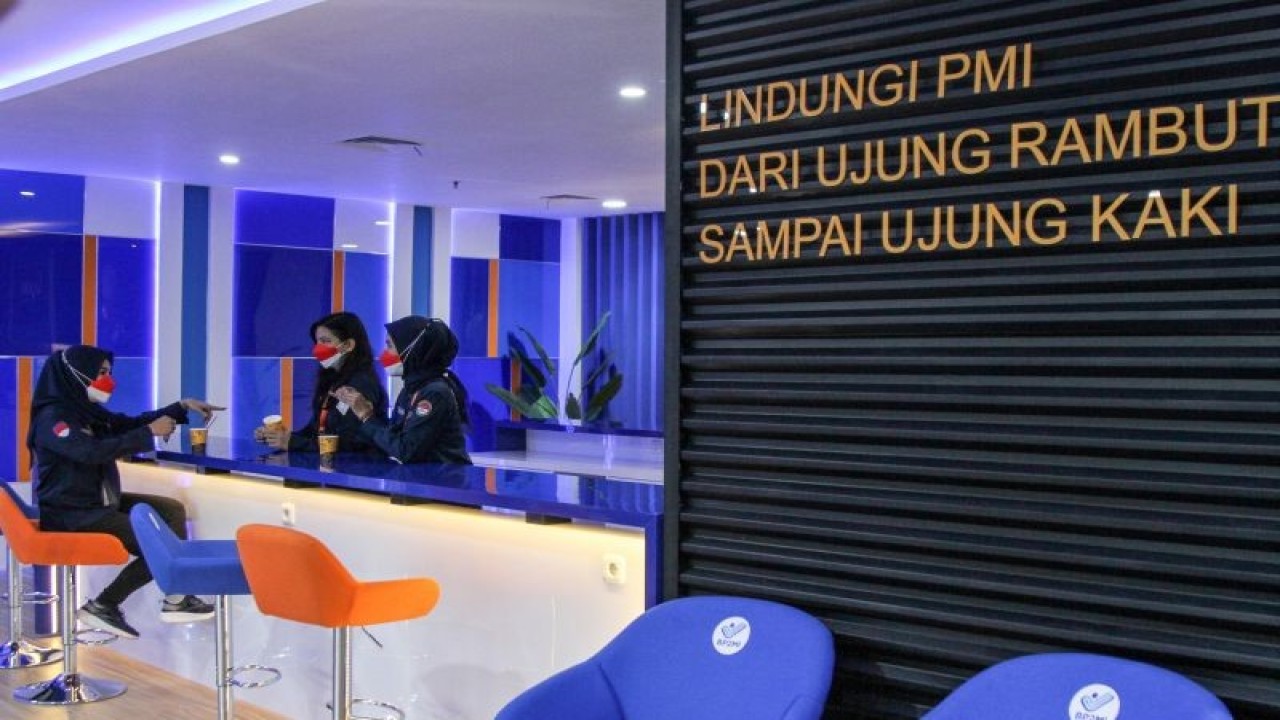 Pegawai Badan Pelindungan Pekerja Migran Indonesia (BP2MI) bertugas di ruangan fasilitas VVIP di Terminal 2 Bandara Internasional Juanda, Sidoarjo, Jawa Timur, Rabu (14/12/2022). BP2MI bersama dengan Badan Usaha Milik Negara (BUMN) meluncurkan fasilitas VVIP berupa lounge, help desk dan fast track (jalur cepat keimigrasian) yang bertujuan untuk mengawasi setiap pemberangkatan dan pemulangan PMI agar lebih tertib dalam memberikan pelayanan maksimal kepada PMI sebagai pahlawan devisa. ANTARA FOTO/Umarul Faruq/hp.