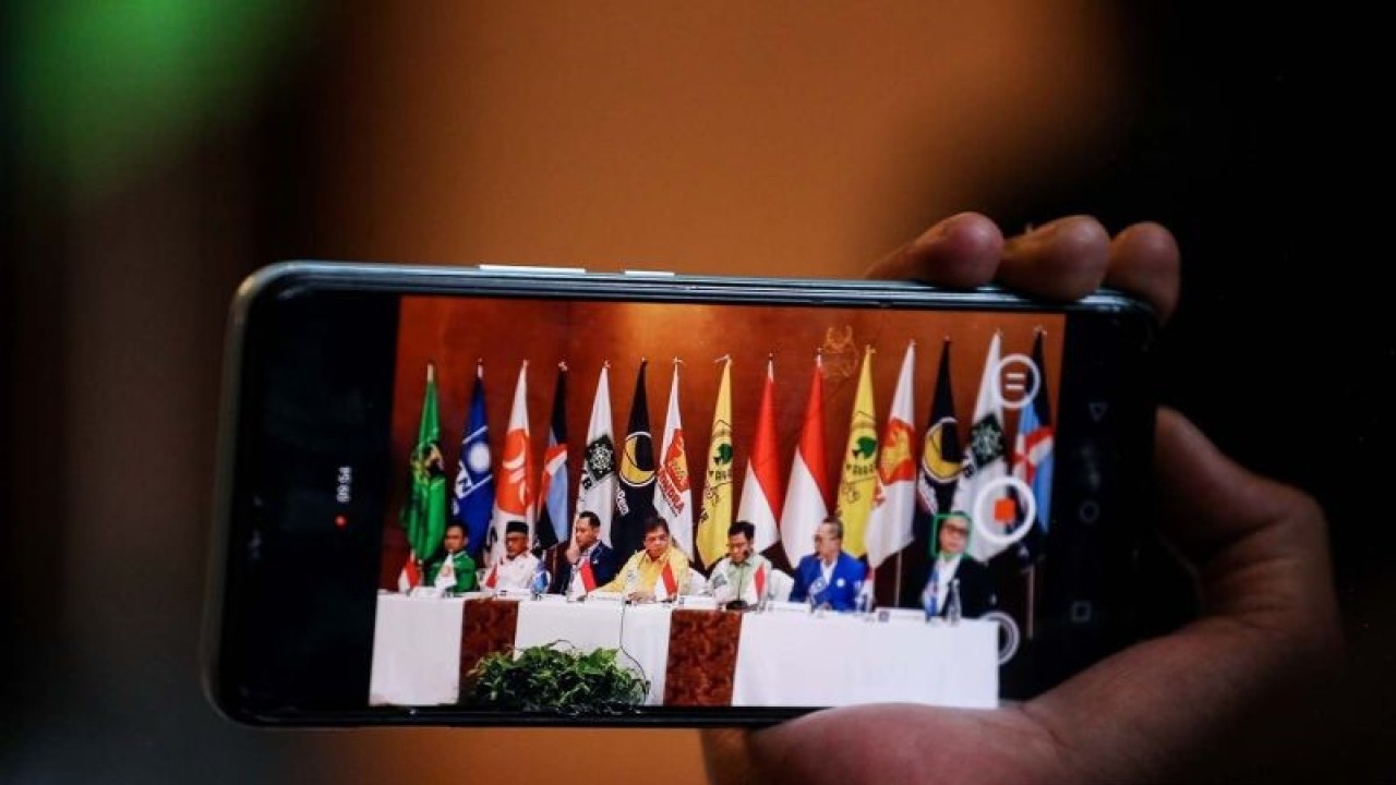 (Dari kiri) Wakil Ketua Umum PPP Amir Uskara, Presiden PKS Ahmad Syaikhu, Ketua Umum Partai Demokrat Agus Harimurti Yudhoyono, Ketua Umum Partai Golkar Airlangga Hartarto, Ketua Umum PKB Muhaimin Iskandar, Ketua Umum PAN Zulkifli Hasan, Wakil Ketua Umum Partai NasDem Ahmad Ali memberikan keterangan kepada wartawan usai silaturahmi awal tahun di Hotel Dharmawangsa, Jakarta, Minggu (8/1/2023). Delapan pimpinan partai politik bertemu untuk membahas sistem proporsional tertutup dalam pelaksanaan Pemilu 2024 yang diwacanakan oleh Ketua Komisi Pemilihan Umum (KPU). ANTARA FOTO/Asprilla Dwi Adha/aww.