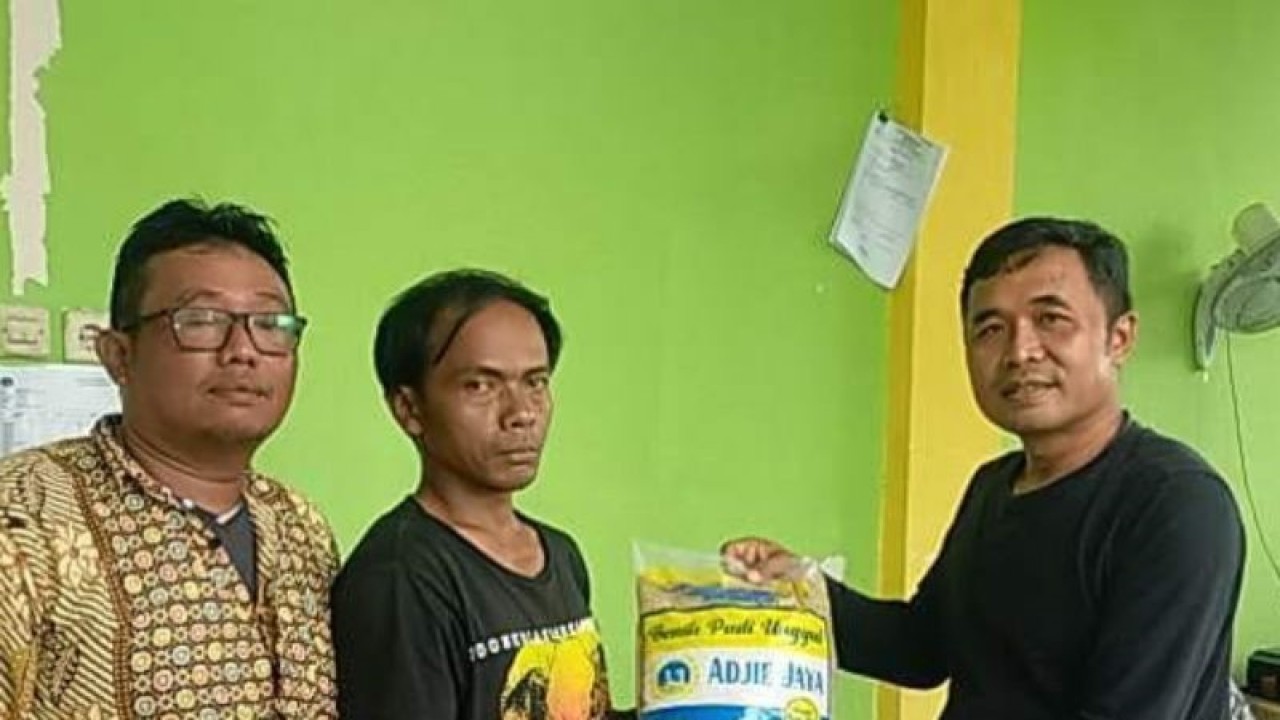 Petugas Dinas Pertanian Kabupaten Mukomuko menyerahkan bantuan benih padi kepada kelompok tani, Jumat (3/2/2023) ANTARA/HO-Istimewa.