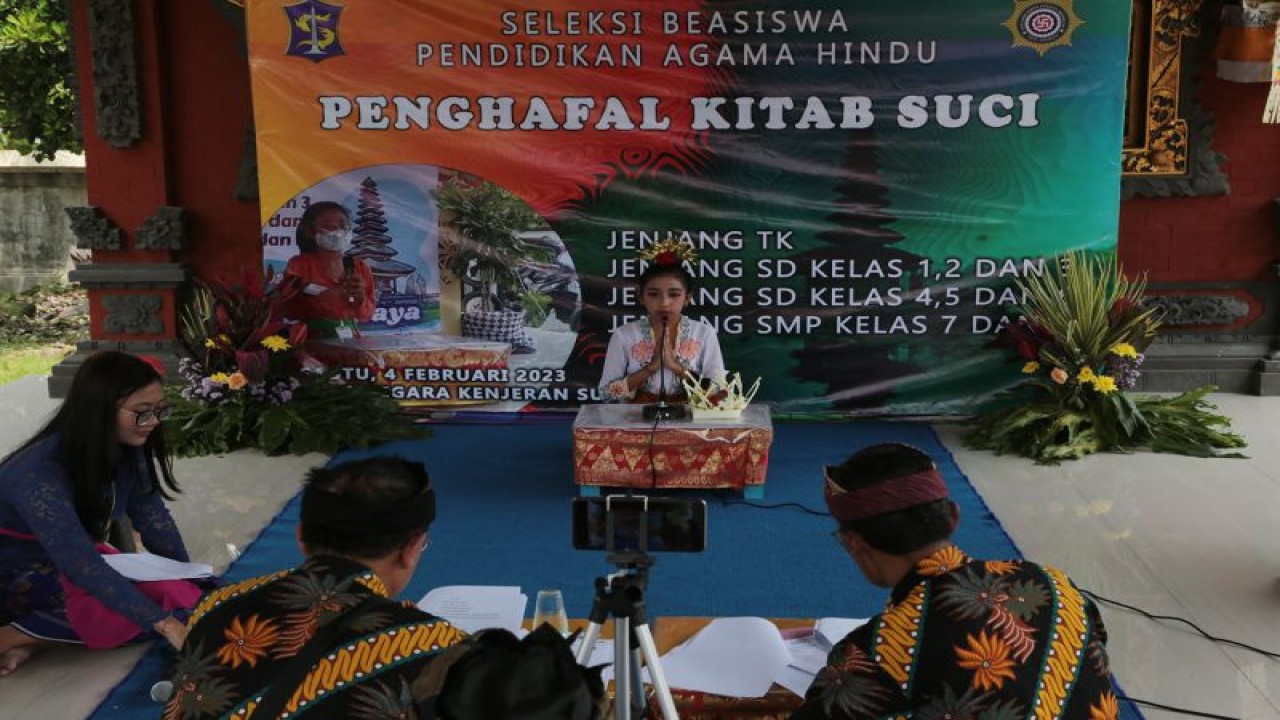 Sejumlah pelajar mulai TK, SD, dan SMP mengikuti beasiswa penghafal kitab suci Hindu yang digelar untuk ketiga kalinya di Kota Surabaya, Sabtu (4/2/2023). (ANTARA/HO-Diskominfo Surabaya)
