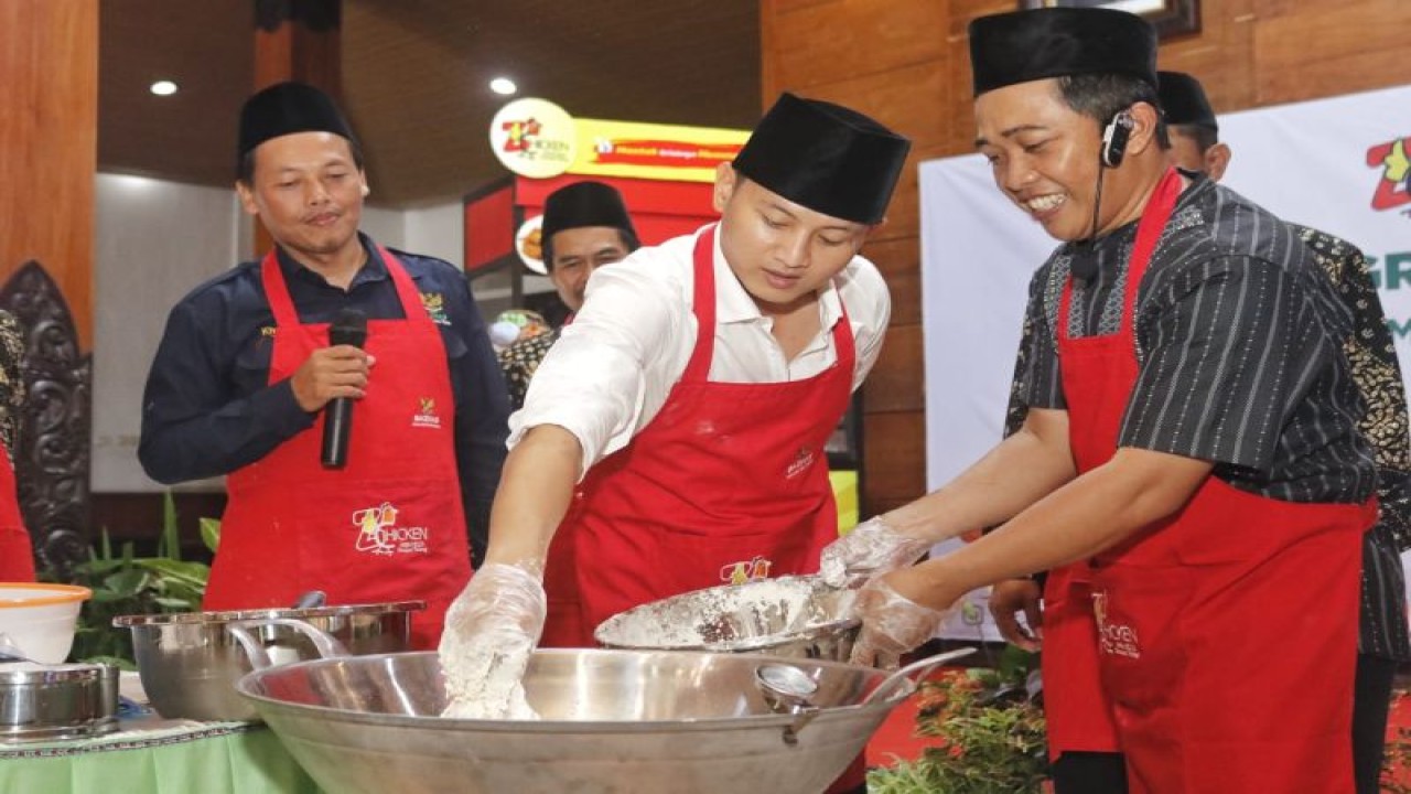 Bupati Trenggalek Mochamad Nur Arifin (tengah) saat mencoba olahan masakan Z Chicken, yang merupakan bantuan paket usaha waralaba dari Baznas Pusat untuk pelaku UKM bidang kuliner di Trenggalek, Jatim, Rabu (15/2/2023). ANTARA/HO-Forkopim Trenggalek