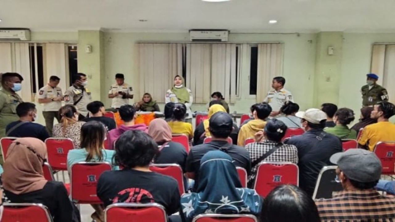 Sebanyak 26 pasangan bukan suami istri terjaring razia Valentine atau Hari kasih Sayang oleh petugas Satpol PP di sejumlah hotel Kota Surabaya, Jawa Timur, pada Selasa (14/2/2023) malam hingga Rabu (15/3/2023) dini hari. Mereka selanjutnya dikumpul di kantor Satpol PP Surabaya. (ANTARA/HO-Diskominfo Surabaya)