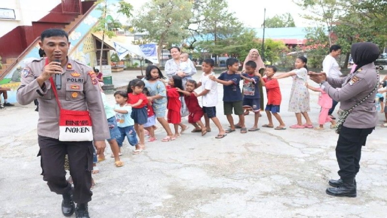 Personel Polda Papua memberikan penyembuhan trauma kepada warga yang mengungsi akibat gempa susulan yang masih berlanjut di Jayapura. (ANTARA/HO-Humas Polda Papua)