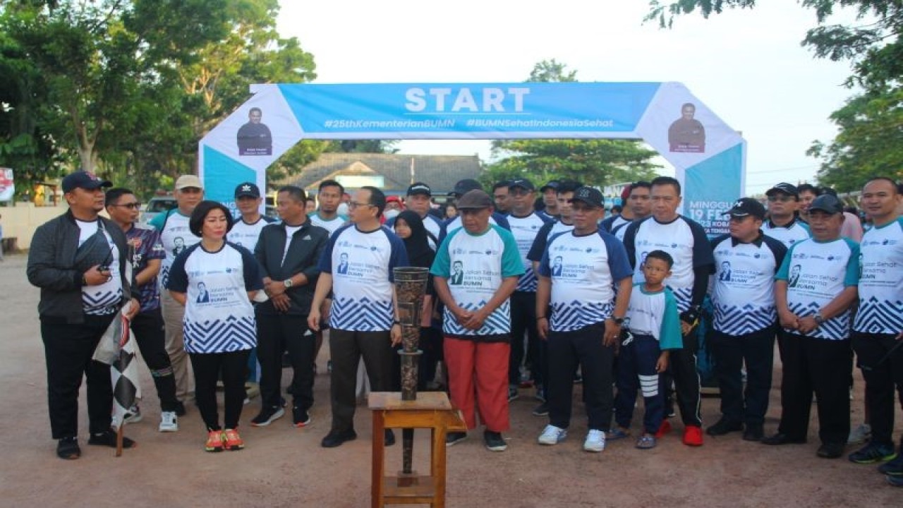 Bupati Bangka Tengah Algafry Rahman saat mengikuti jalan sehat bersama BUMN, Minggu (19/2) (ANTARA/Ahmadi)