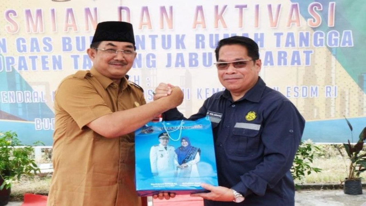 Bupati Tanjab Barat Anwar Sadat bersama Direktur Perencanaan dan Pembangunan Infrastruktur Migas Kementerian ESDM RI Laode Sulaiman.Rabu (7/2/23).(ANTARA/HO/ko)