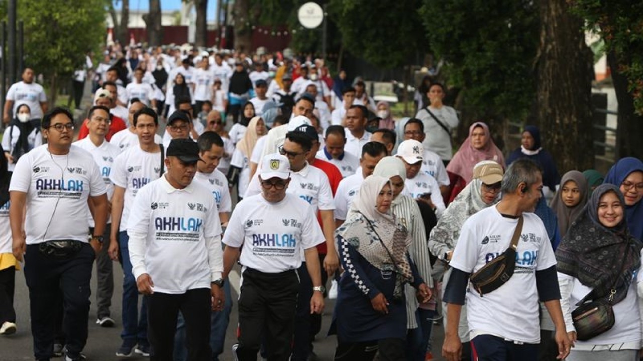 Masyarakat Aceh mengikuti Jalan Sehat Bersama BUMN di Banda Aceh, Aceh, Minggu (19/2/2023). (ANTARA/Khalis Surry)