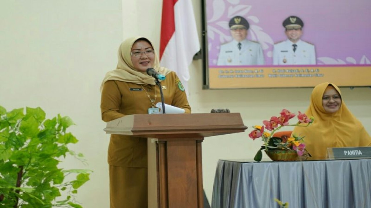 Kepala Badan Pengembangan Sumber Daya Manusia (BPSDM) Provinsi Kaltim Nina Dewi (kiri). (ANTARA/Dokumentasi pribadi)