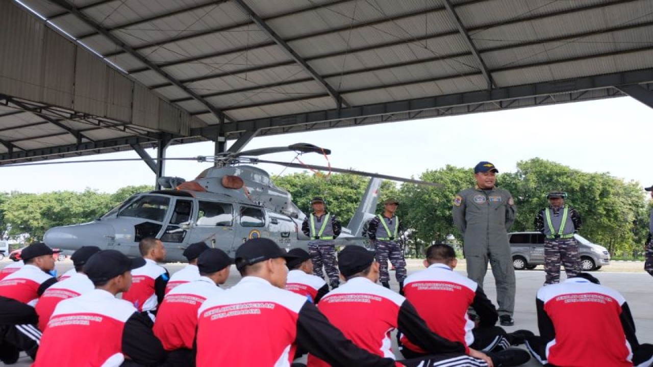 Sejumlah pelajar mengikuti kegiatan Sekolah Kebangsaan di Lanudal Juanda, Sedati, Sidoarjo, Jawa Timur, Minggu (26/2/2023). (ANTARA/HO-Diskominfo Surabaya)