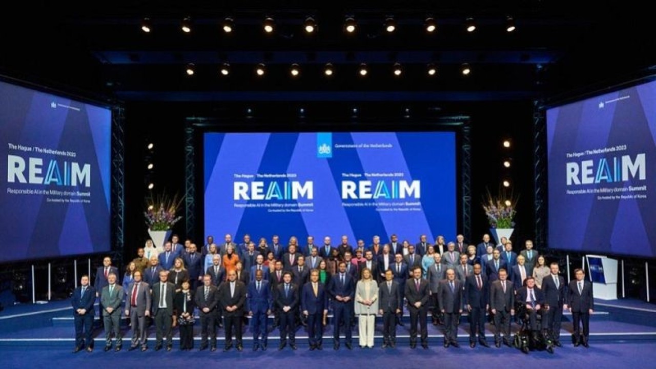 Para delegasi berfoto bersama pada Kamis (16/2/2023) usai penandatanganan Seruan Aksi di sesi penutupan Konferensi mengenai Kecerdasan Buatan yang bertanggung Jawab dalam Militer (REAIM 2023) yang digelar di Den Haag pada 15-16 Februari 2023. (ANTARA/Sri Haryati/HO-REAIM 2023)