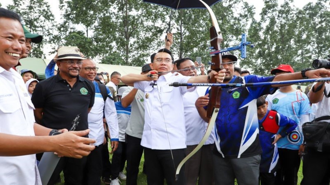 Penjabat Bupati Bekasi Dani Ramdan memanah sasaran saat membuka kejuaraan First West Java Archery League 2023 di Lapangan FSCM Jababeka Cikarang, Rabu. (ANTARA/Pradita Kurniawan Syah).