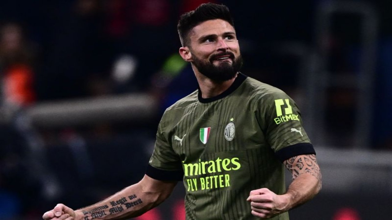 Penyerang AC Milan Olivier Giroud merayakan gol yang dicetaknya ke gawang Torino pada pertandingan Liga Italia yang dimainkan di Stadion San Siro, Milan, Sabtu (11/2/2023) dini hari WIB. (ANTARA/AFP/MARCO BERTORELLO)