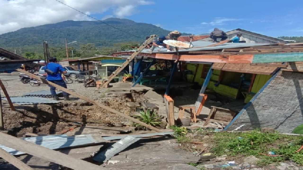 Tempat usaha warga rusak akibat pergeseran tanah di Desa Suka Damai, Lembah Seulawah, Aceh Besar yang terjadi sejak Kamis (26/1) yang kini semakin meluas dan mencapai kedalaman 1,3 meter, di Aceh Besar, Rabu (1/2/2023). (ANTARA/HO/BPBD Aceh Besar)