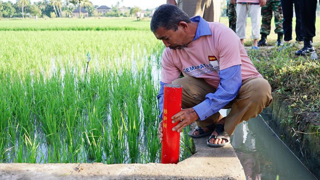 Petani memasangkan patok batas bidang tanah secara simbolis saat acara Gerakan Masyarakat Pemasangan Tanda Batas (Gemapatas) di Desa Lambunot, Kecamatan Indrapuri, Kabupaten Aceh Besar, Aceh, Jumat (3/2/2023). ANTARA/Khalis Surry