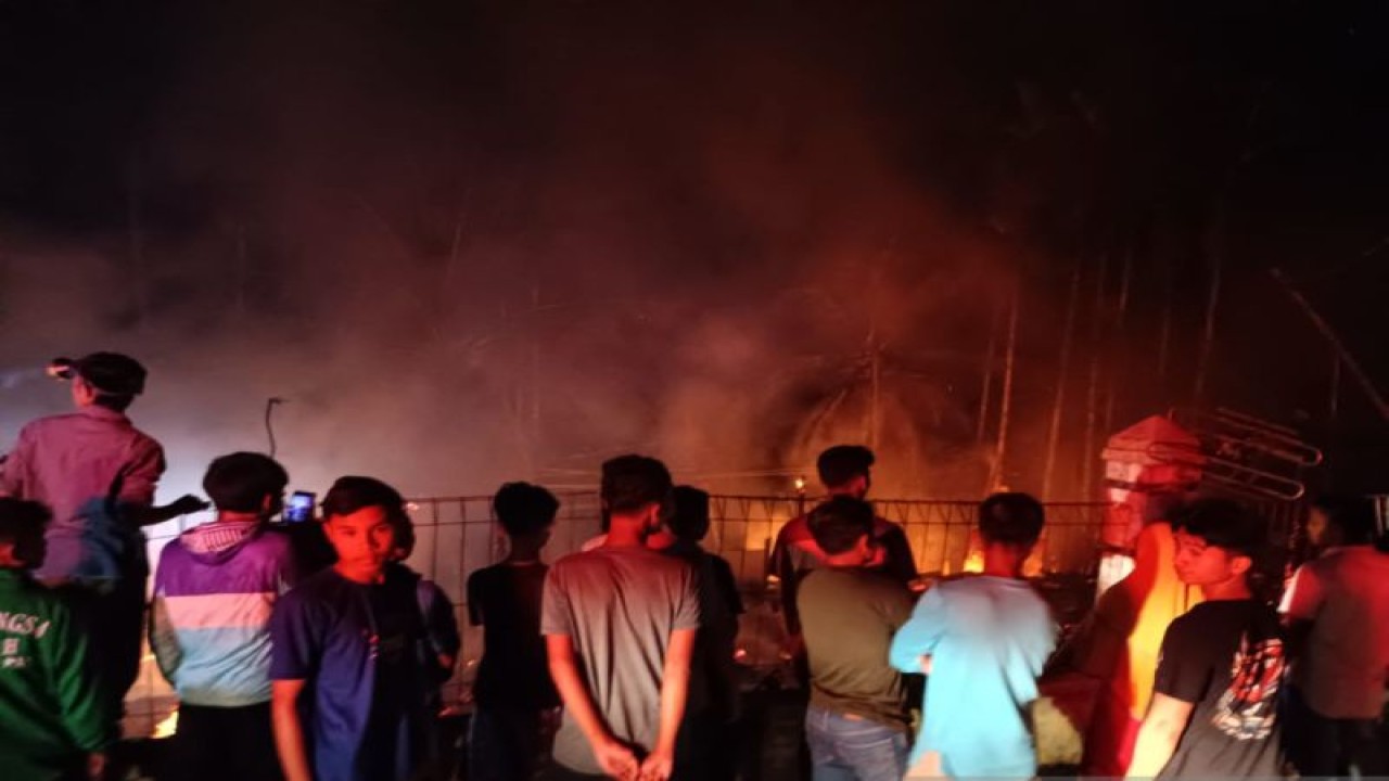 Sejumlah warga melihat rumah terbakar di Kecamatan Bandar Pusaka, Kabupaten Aceh Tamiang, Rabu (8/2/2023) dini hari. (ANTARA/HO-BPBD Aceh Tamiang)