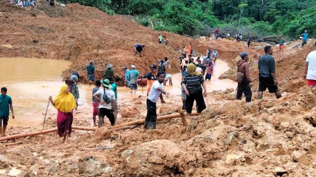 Warga membantu pencarian korban tertimbun tanah longsor di kawasan Alue Gantung, Kecamatan Beutong, Kabupaten Nagan Raya, Provinsi Aceh, Jumat (10/2/2023) sore. (ANTARA/HO-Dok BPBD Nagan Raya)