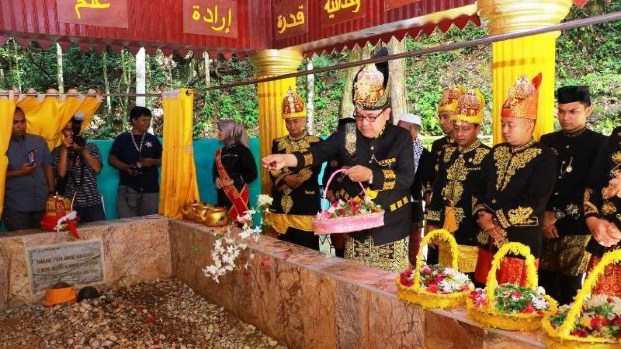 Pj Bupati Aceh Barat Mahdi didampingi unsur Forkompimda melakukan tabur bunga pada pusara pahlawan Nasional Teuku Umar Johan Pahlawan, pada peringatan 124 tahun gugurnya pahlawan nasional Teuku Umar di kawasan Pegunungan Mugo Rayeuk, Kecamatan Panton Reu, Kabupaten Aceh Barat, Sabtu (11/2/2023). (ANTARA/HO-Dok Pemkab Aceh Barat)