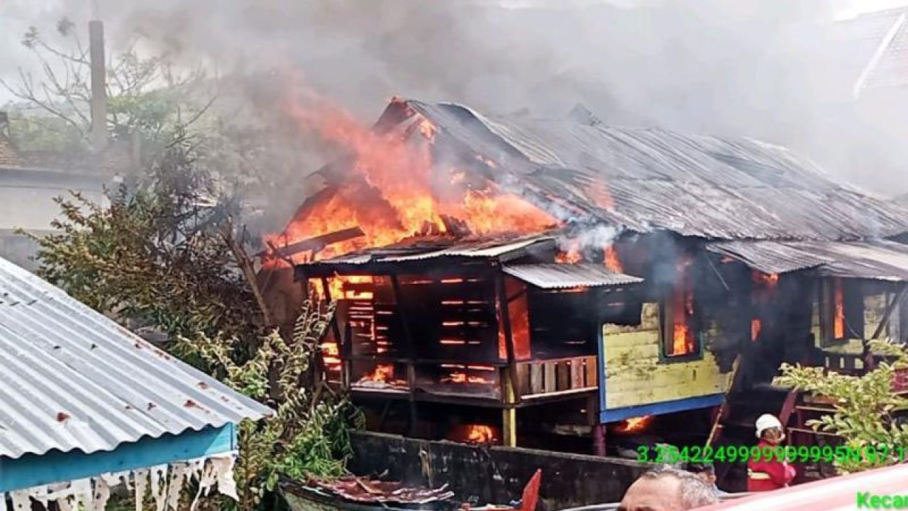 Rumah penduduk terbakar di Gampong Hilir, Kecamatan Tapaktuan, Kabupaten Aceh Selatan, Provinsi Aceh, Jumat (24/2/2023). (FOTO ANTARA/HO-BPBD Aceh Selatan)