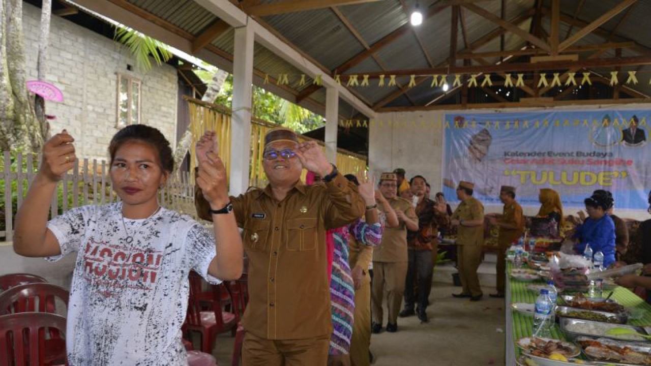 Bupati Gorontalo Utara, Thariq Modanggu, merayakan Upacara Adat Tulude, di Desa Langke, Kecamatan Gentuma Raya. (ANTARA/Susanti Sako)