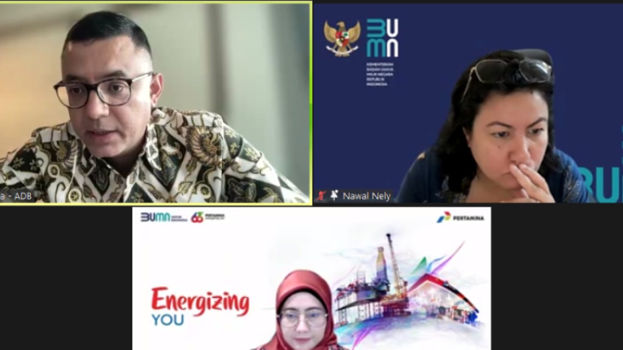 Senior Public Management Specialist Bank Pembangunan Asia (Asian Development Bank/ADB) Yurendra Basnett (kiri atas) dalam acara Indonesia Development Talk x Virtual Webinar yang dipantau secara daring di Jakarta, Selasa (21/02/2023). (ANTARA/Agatha Olivia Victoria)