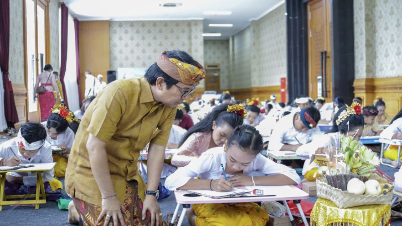 Sekda Badung Wayan Adi Arnawa (kiri) menghadiri kegiatan Bulan Bahasa Bali Kabupaten Badung Tahun 2023. ANTARA/HO-Pemkab Badung