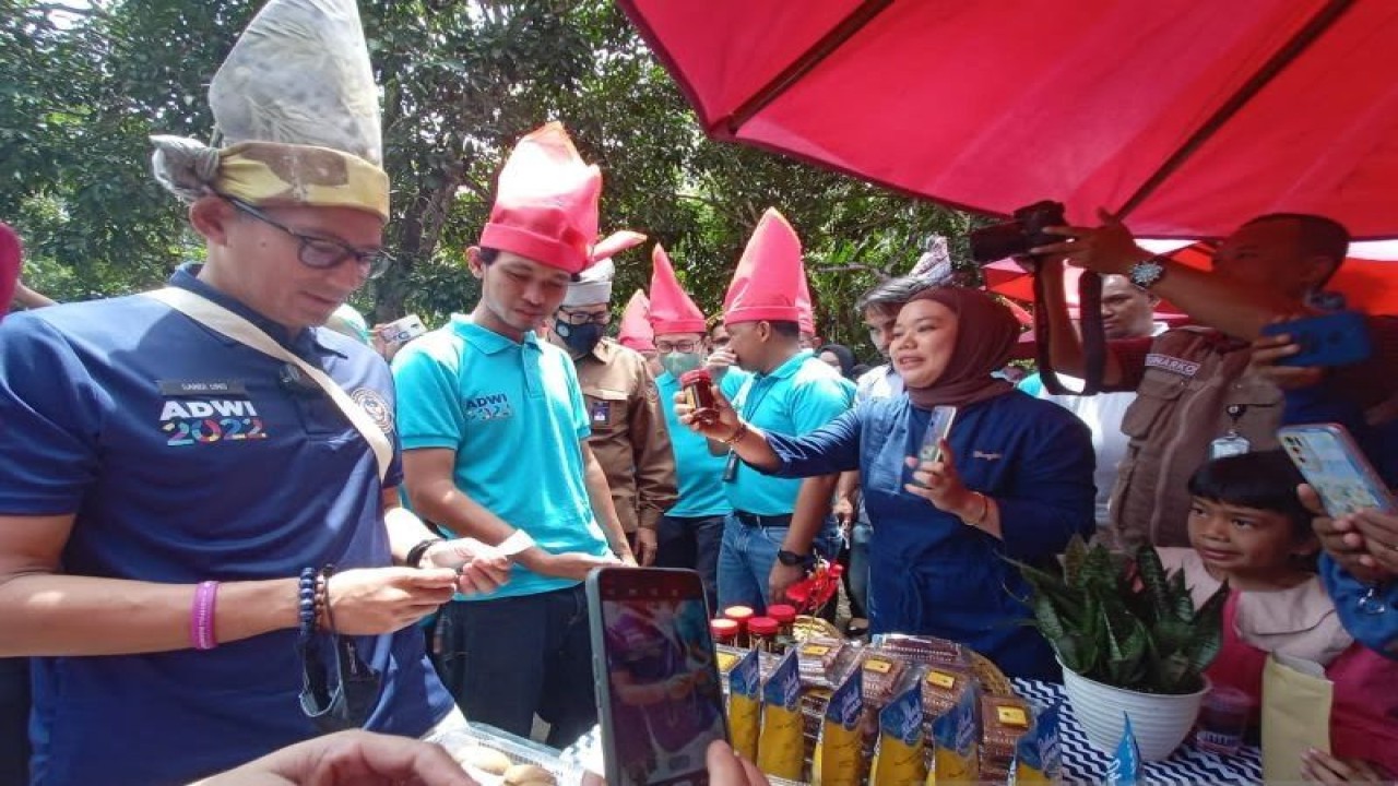 Menteri Pariwisata dan Ekonomi Kreatif Sandiaga Salahuddin Uno kunjungi Desa Wisata Campaga, Kecamatan Tompobulu, Kabupaten Bantaeng, Sulsel, 2022.ANTARA/HO